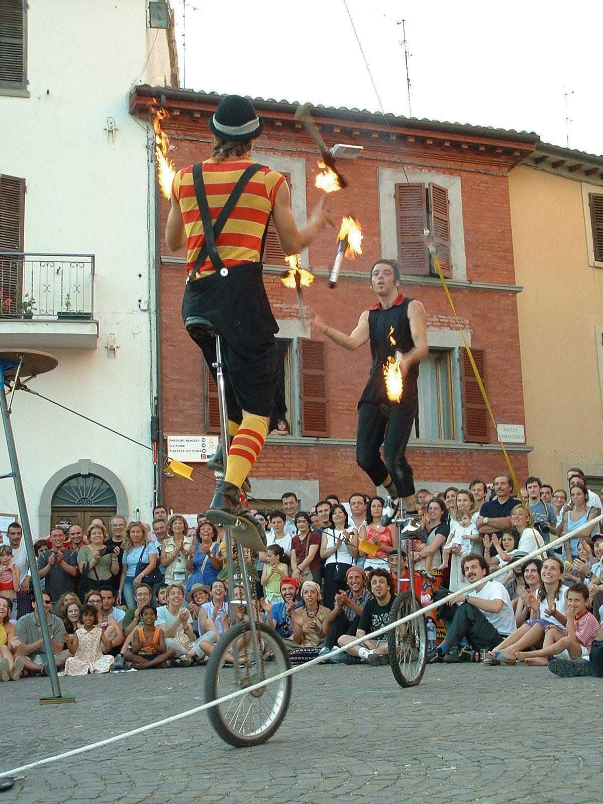 PENNABILLI OSPITA GLI ARTISTI DI STRADA