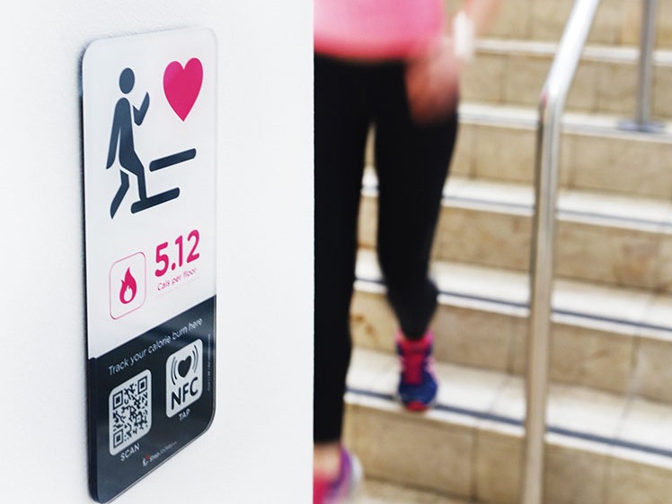 A LONDRA PANNELLI SULLE SCALE PER MISURARE LE CALORIE CONSUMATE