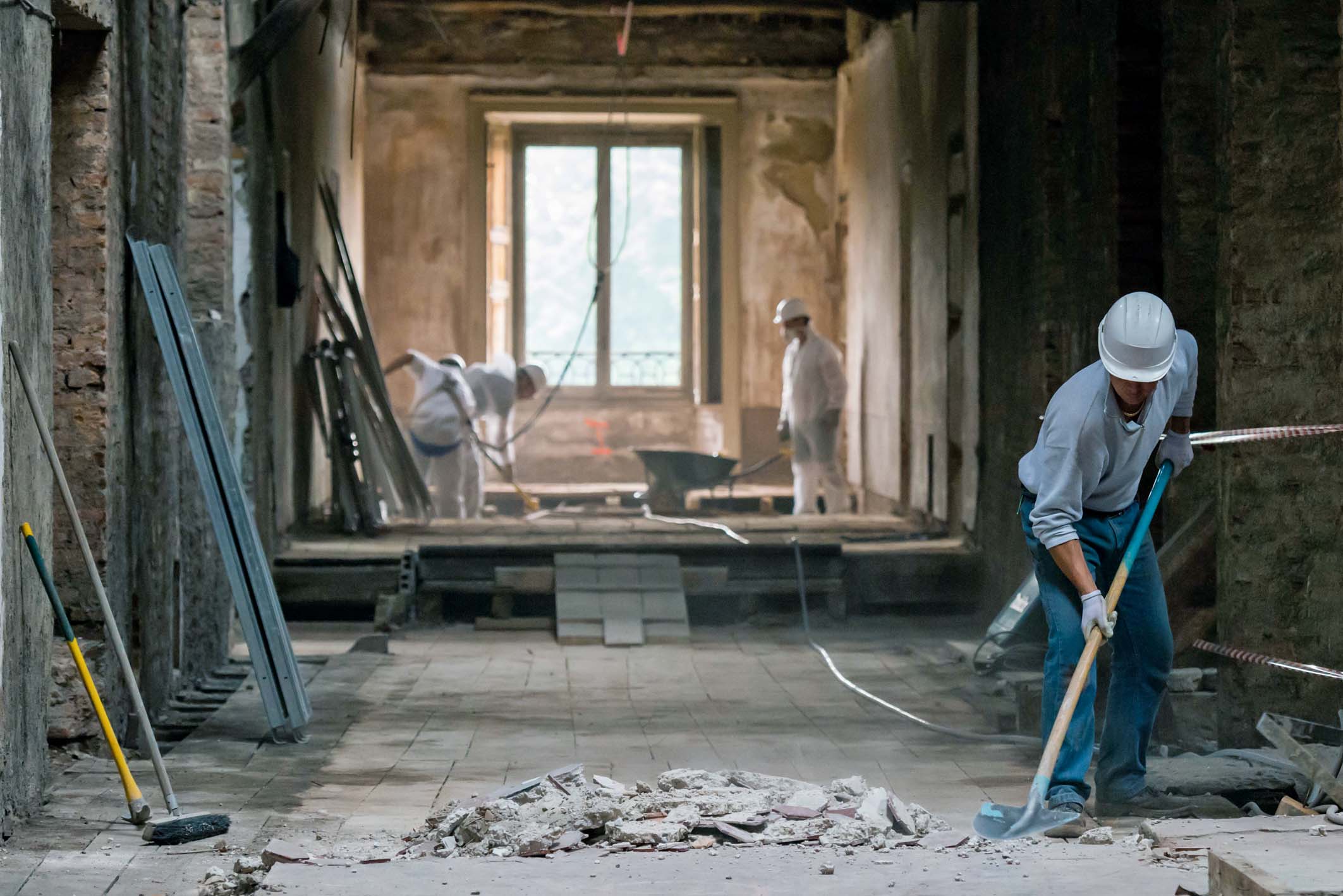 MENO COSTRUZIONI E PIÙ RISTRUTTURAZIONI
