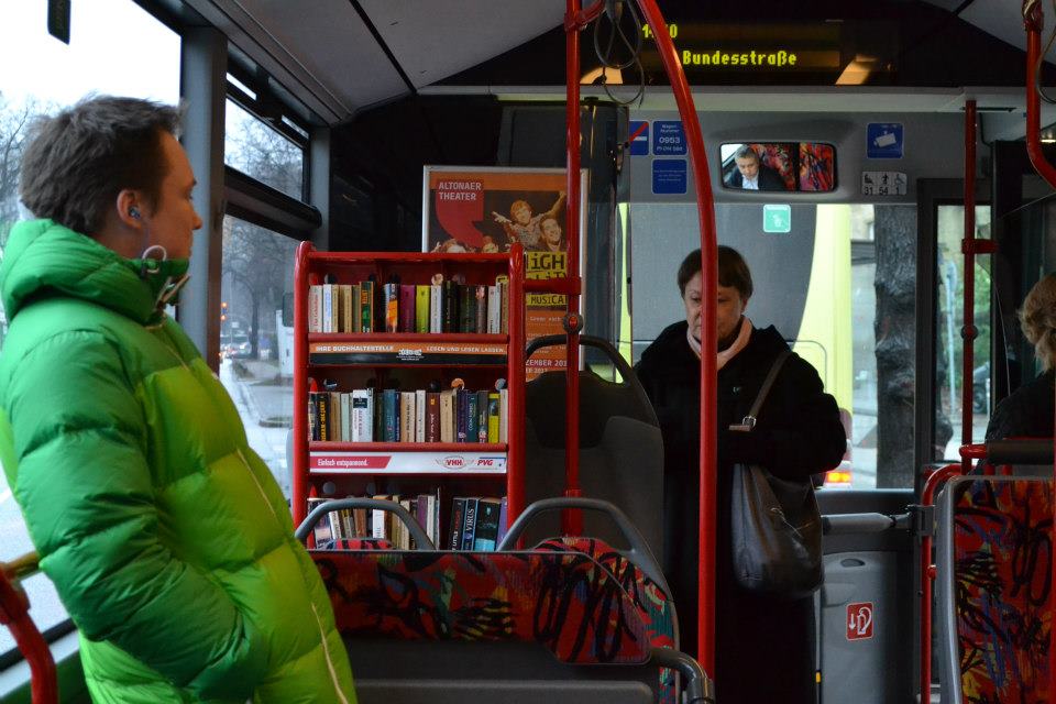 LA PRIMA BIBLIOTECA MOBILE SU STRADA