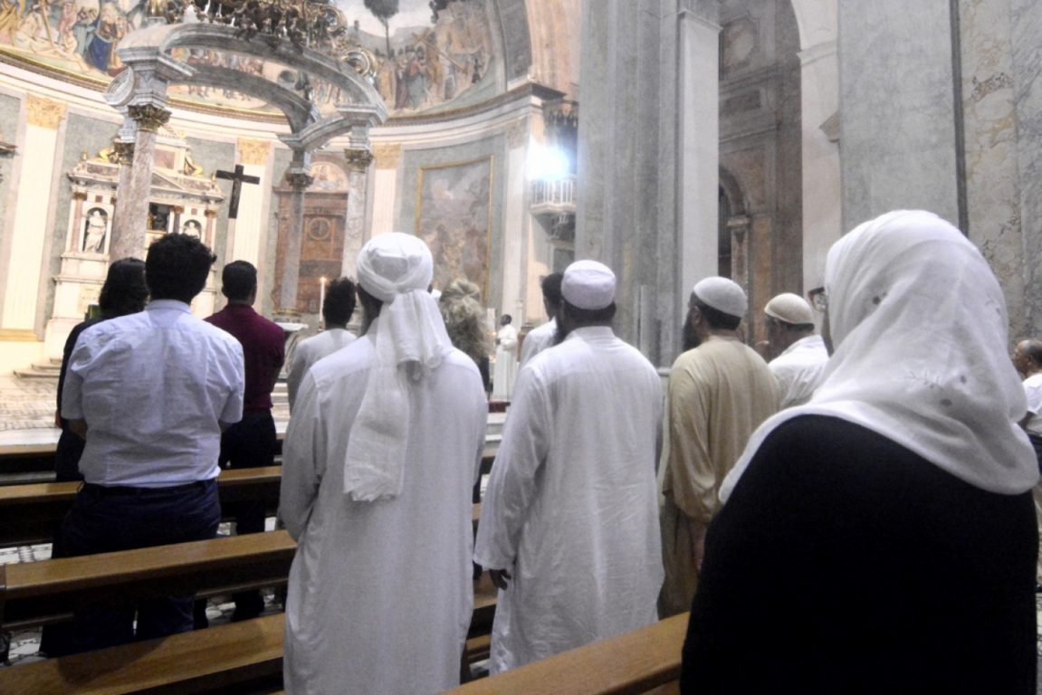 Il gesto di pace degli islamici nelle chiese
