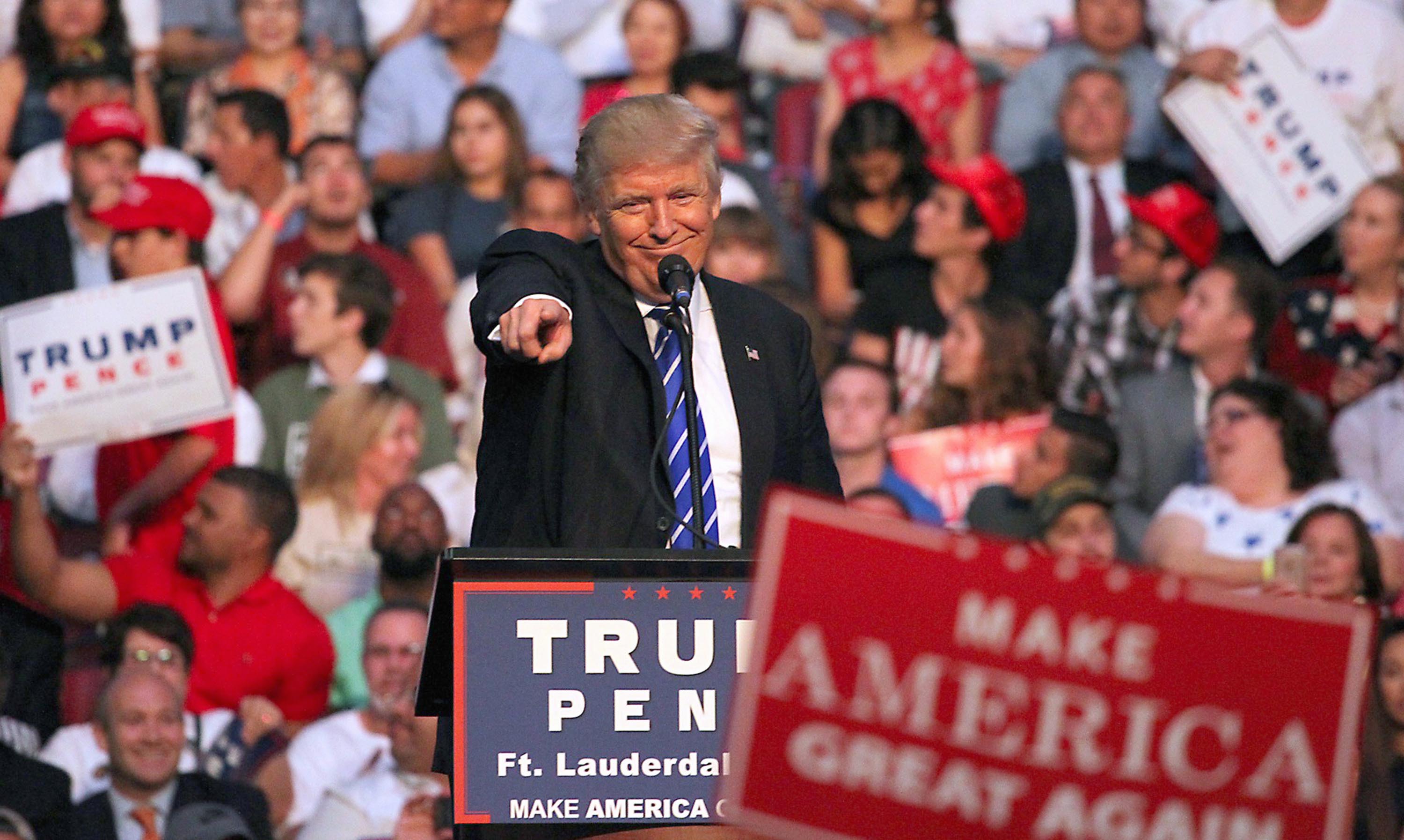 DONALD TRUMP QUASI A SORPRESA SCONFIGGE HILLARY CLINTON