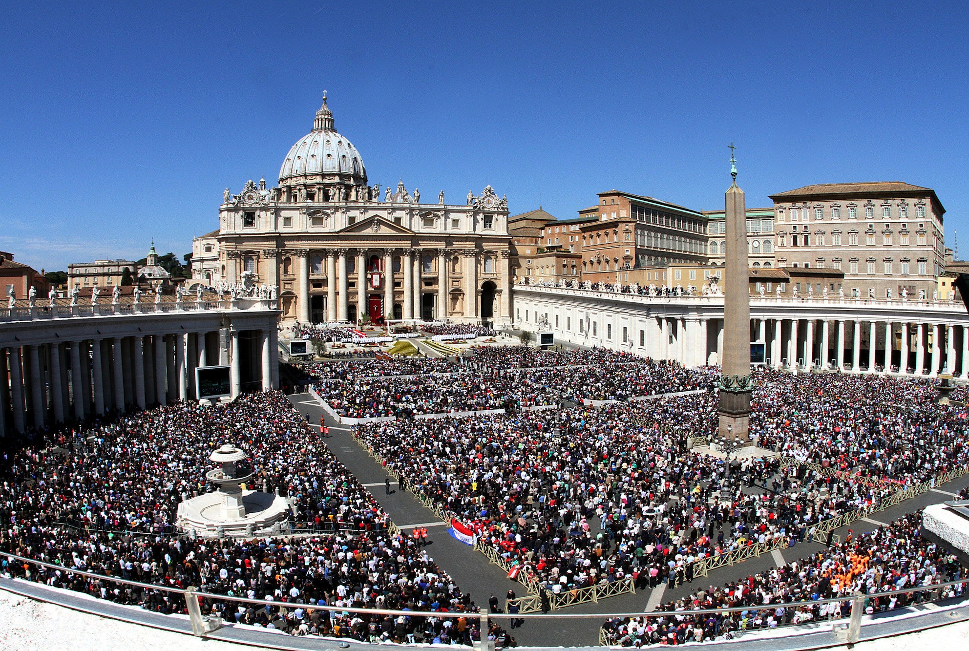 LA CHIESA REALTÀ VISIBILE  E SPIRITUALE