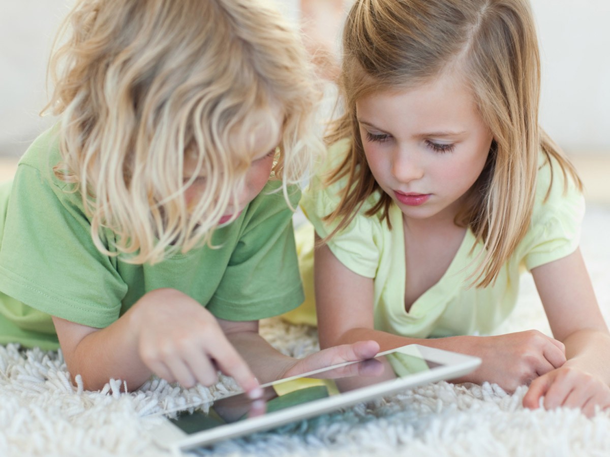 Con smartphone e tablet  i bambini dormono meno
