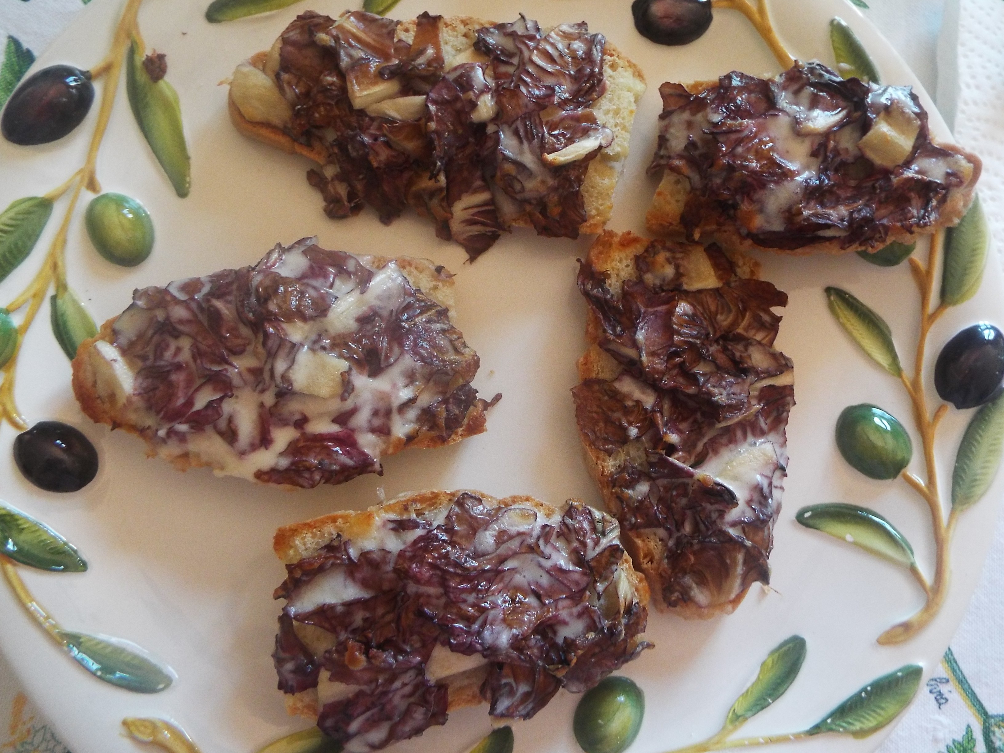 Crostoni di crema di radicchio e spiedini