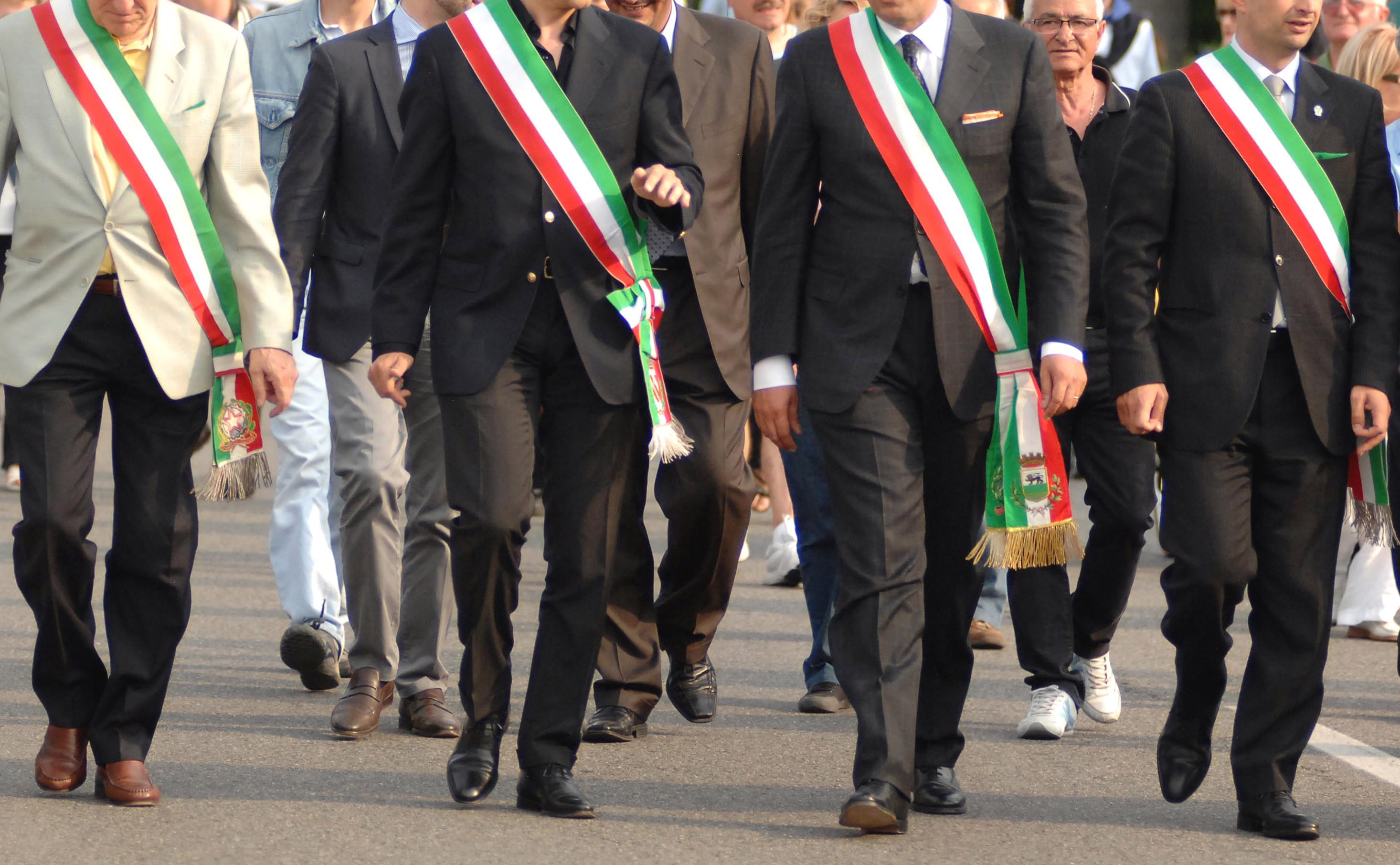 VOLTAGABBANA E SINDACI “AZZOPPATI”…