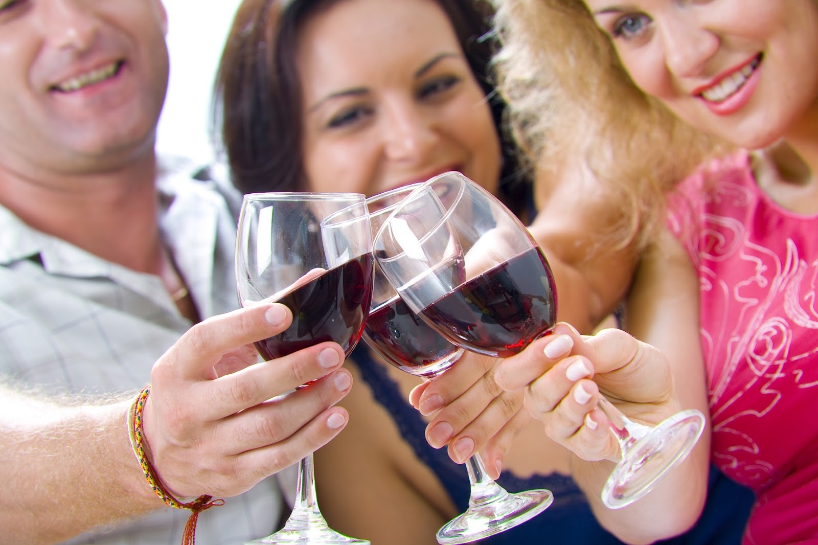 Картинка пить вино. Люди пьют вино. Человек с вином. Вино встреча. Человек пьёт с бокала.