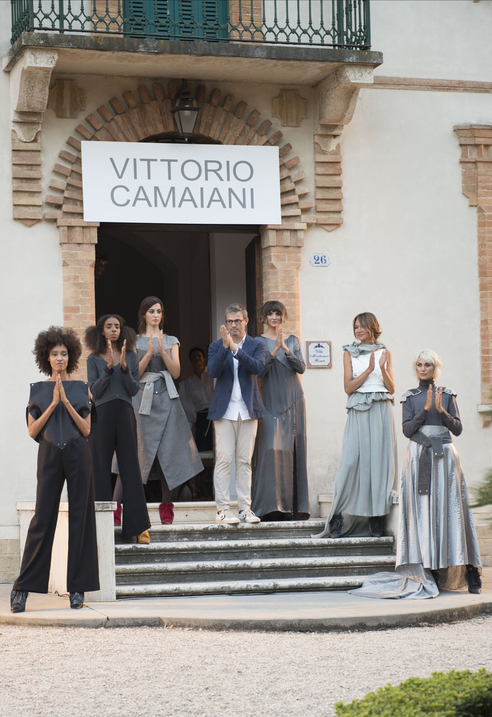 I SEDUCENTI ABITI SCUDO DI VITTORIO CAMAIANI