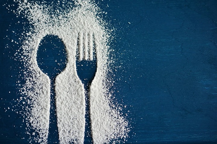 SEMPRE PIÙ ITALIANI USANO MENO SALE A TAVOLA