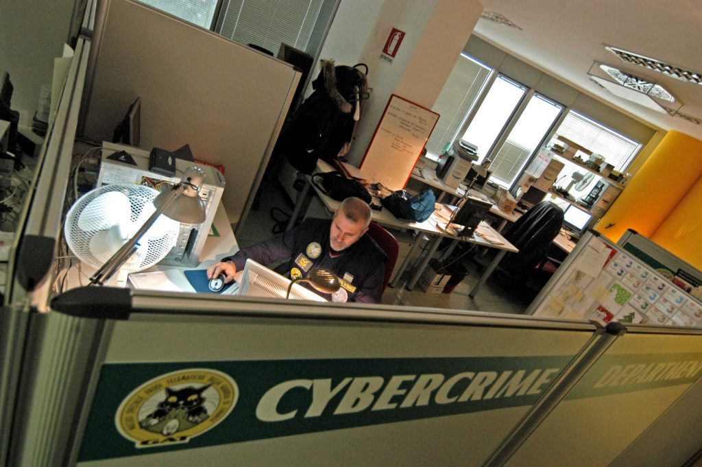 FUORI I SOLDI O TI BLOCCO IL COMPUTER…