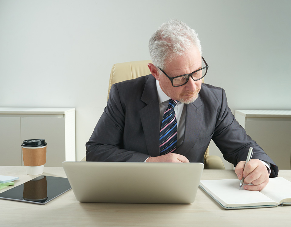 LAVORI STIMOLANTI  DIFENDONO DALL’ALZHEIMER