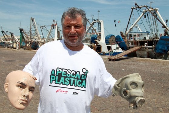 A PESCA DI PLASTICA