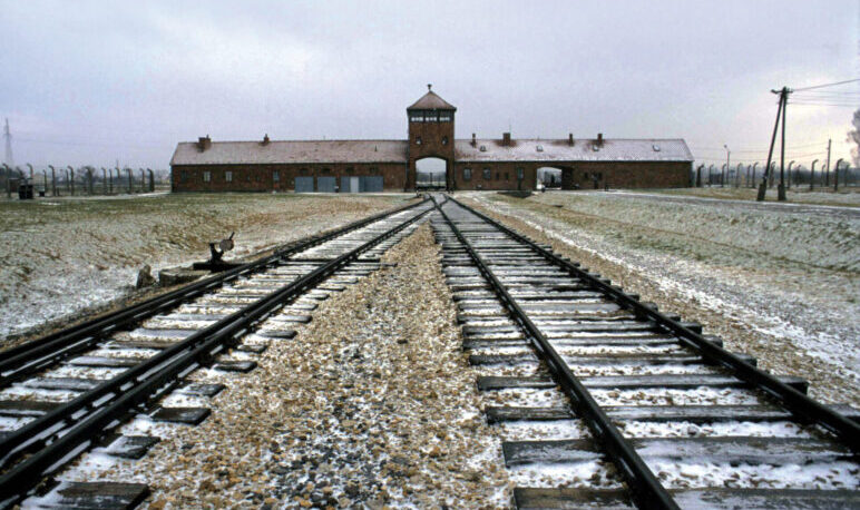 “SONO ANDATA IN CRISI VISITANDO AUSCHWITZ”