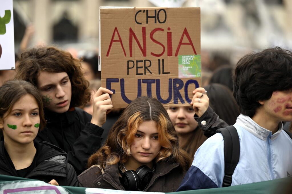 LONTANI DAI FOSSILI E DAI NEGAZIONISTI…