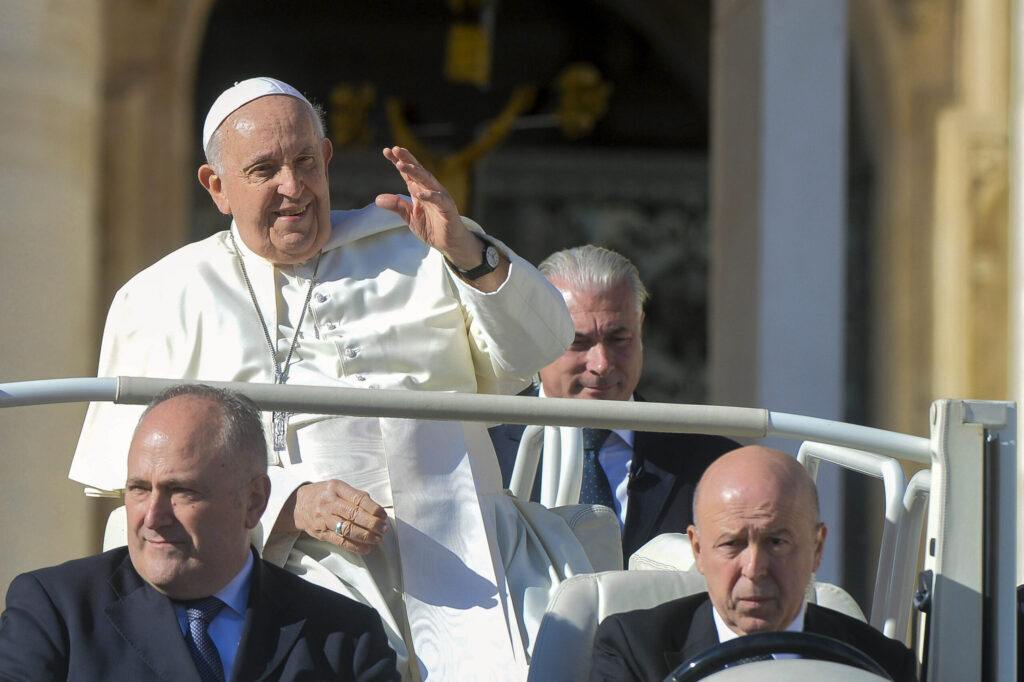 L’ABBRACCIO DEL PAPA  NON MANCA MAI