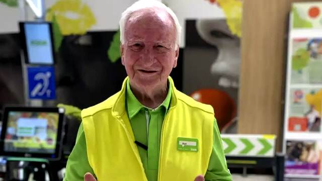 A 90 anni lavora ancora al supermercato