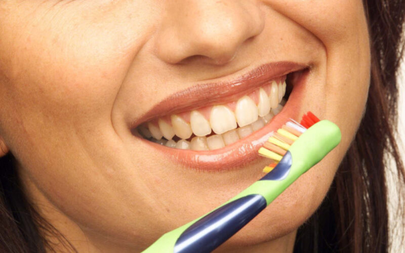 Come eliminare i batteri dal tuo spazzolino da denti
